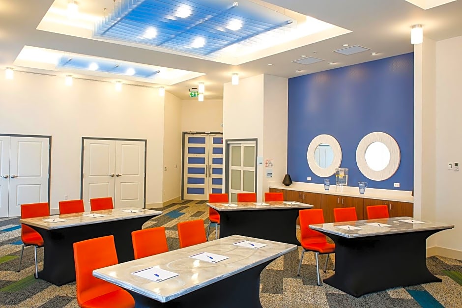 Holiday Inn Express & Suites Downtown Louisville, an IHG Hotel