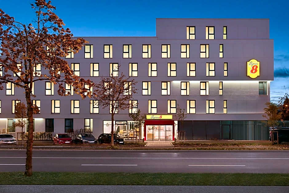 Super 8 by Wyndham Augsburg