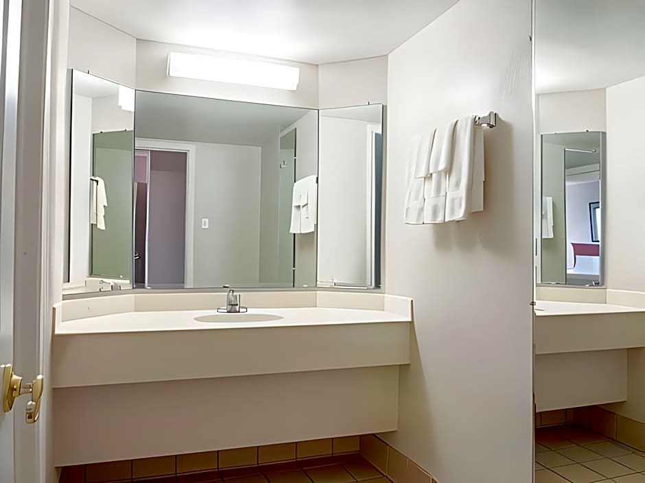 La Quinta Inn & Suites by Wyndham New Orleans Veterans