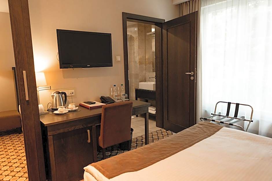 Red Baron Hotel & Restaurant