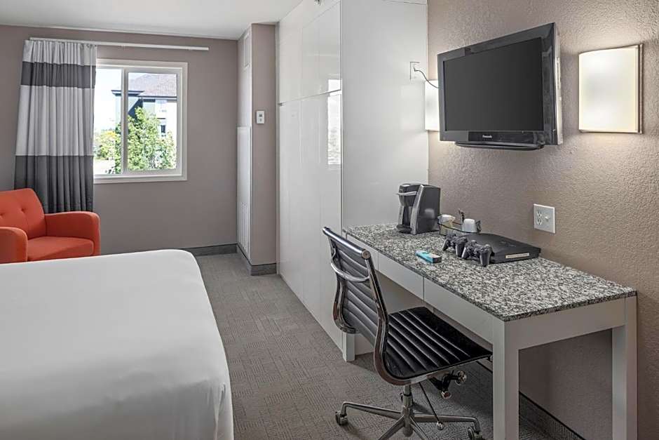 Prairie Crest Medicine Hat by IHG