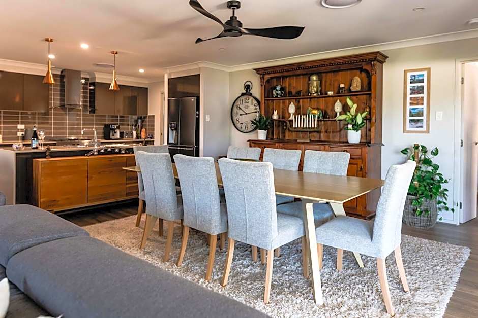 Entertainer's Paradise! Child =& pet friendly Pool spa, movie room - close to Australia Zoo