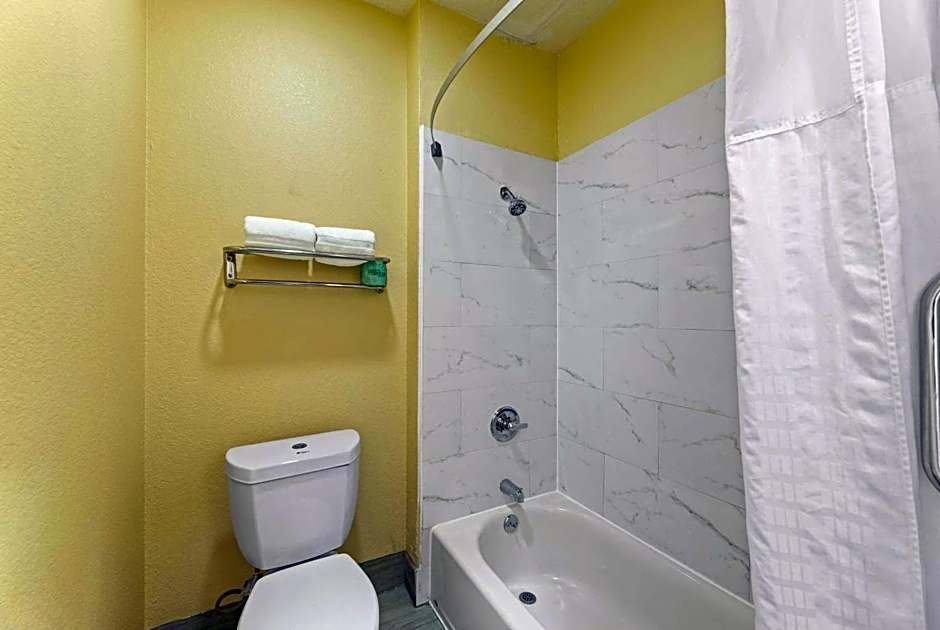Days Inn & Suites by Wyndham Ft. Worth DFW Airport South