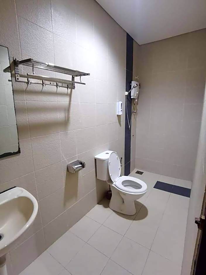 OYO 90883 Pavilion Inn Hotel