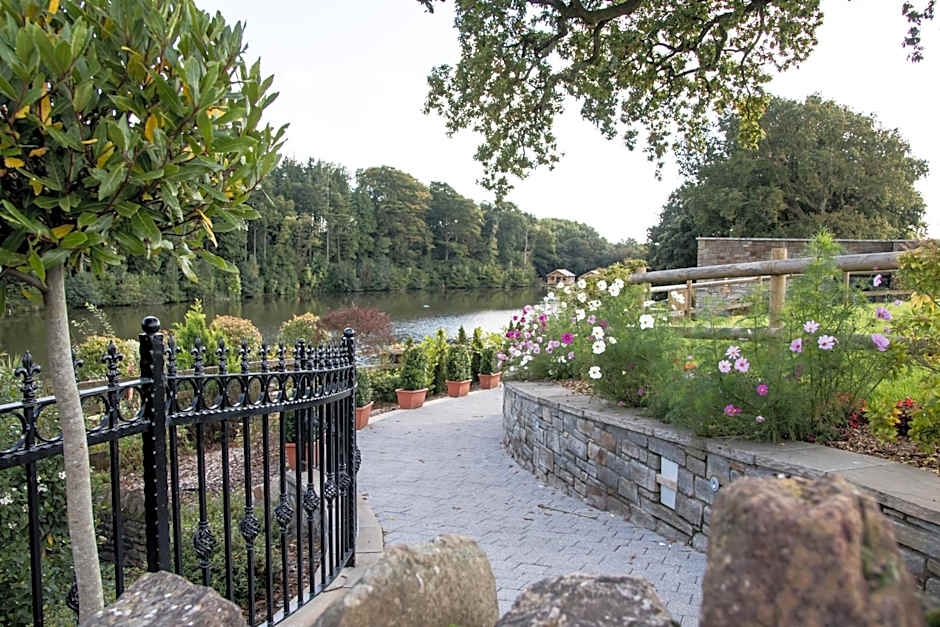 Canada Lodge and Lake