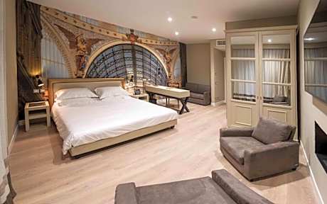 Suite with Gallery and Street view