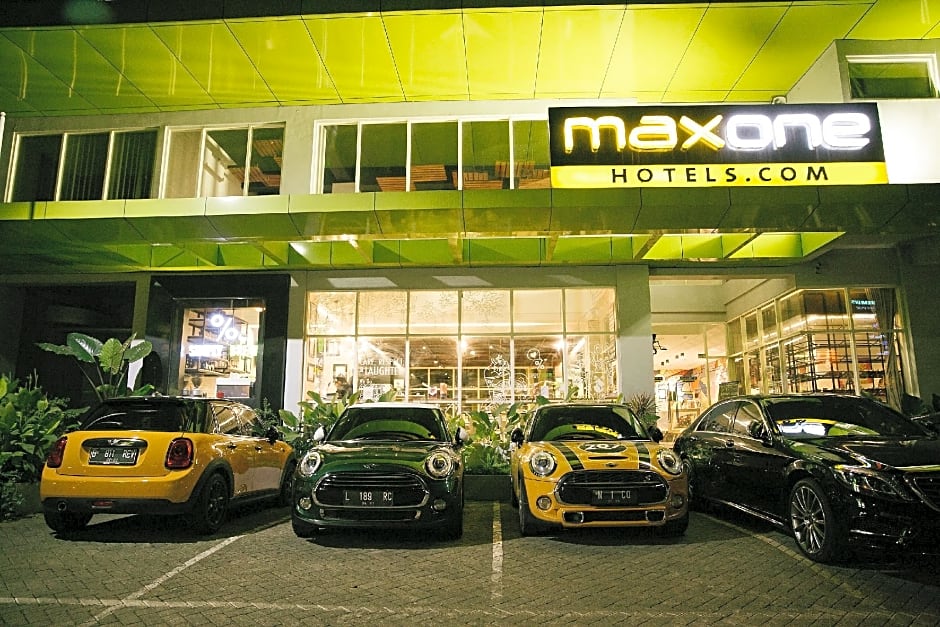 MaxOneHotels.com@Dharmahusada - Surabaya