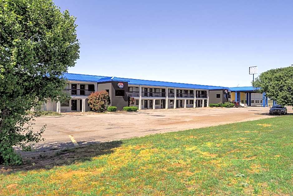 Lonestar Inn & Suites, Erick OK - Hwy 40 BY OYO