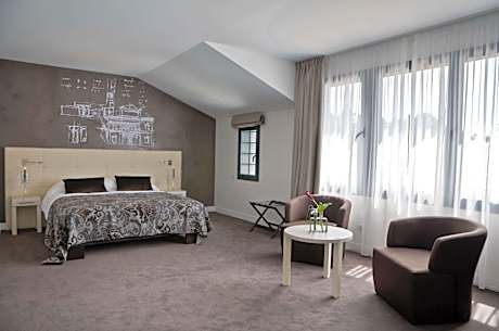 Junior Suite with 1 King and 2 Single Beds and River Side