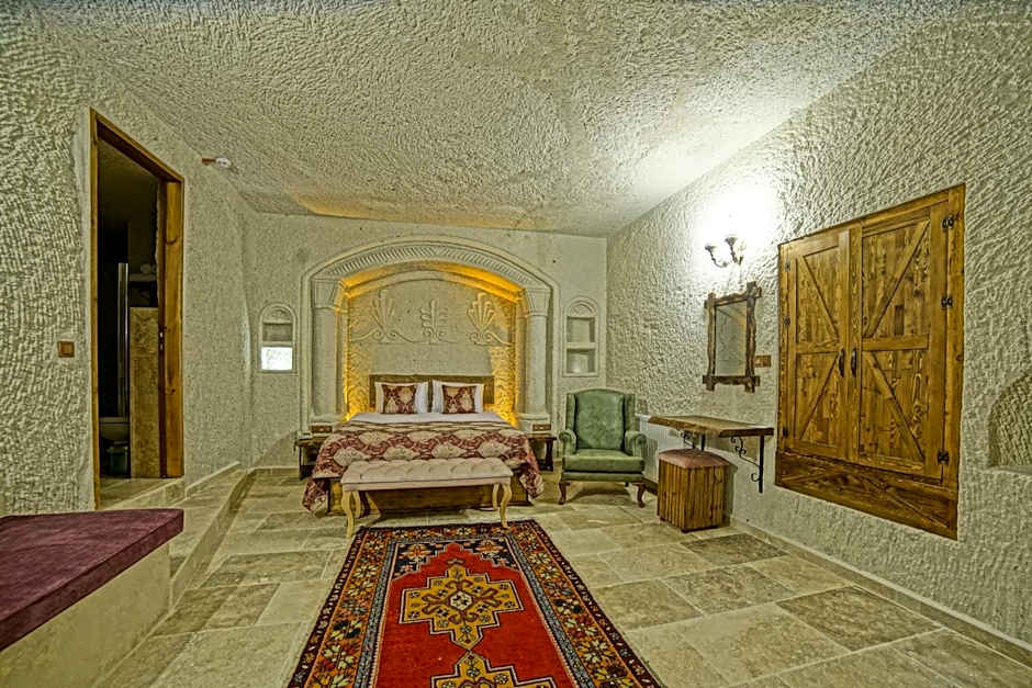 Risus Cave Suites