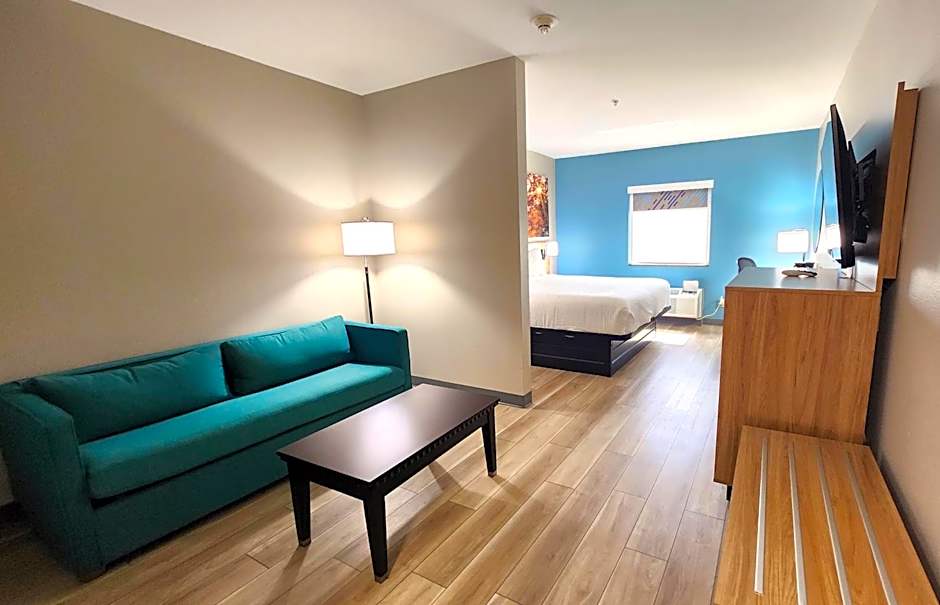 Days Inn & Suites by Wyndham Russellville