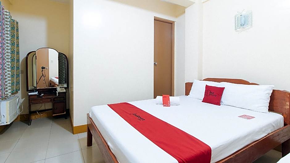 RedDoorz @ Golden Park Inn La Union
