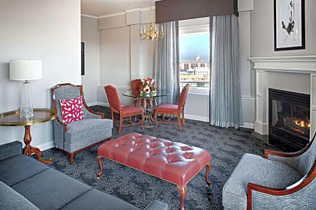 2 Room Presidential Suite with 1 King Bed - Top Floor