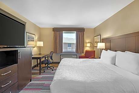 Queen Room with Bath Tub - Mobility Accessible