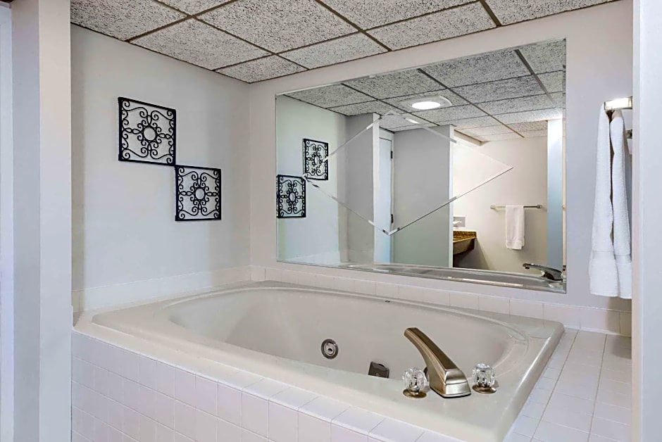Ramada Plaza by Wyndham Hagerstown – Hagerstown, MD