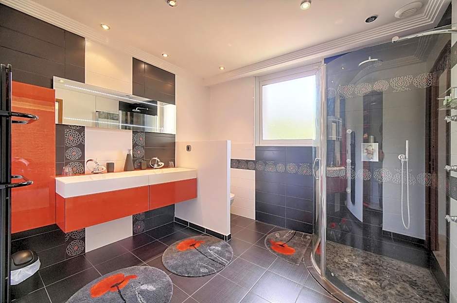 "AU HAVRE DE PAIX" 5 étoiles Prestige jacuzzi, hammam, sauna, PISCINE chauffée Mougins Cannes Grasse