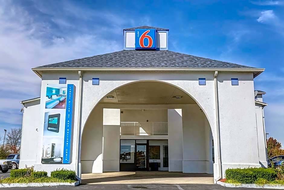 Motel 6-Dickson, TN