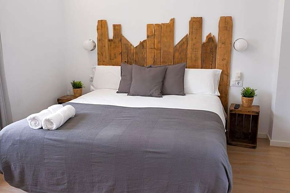 GOMEZ ROOMS