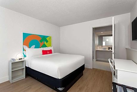 1 Queen Bed Mobility/Hearing Accessible Room Roll-In Shower Non-Smoking