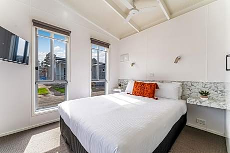 2 Bedroom Deluxe Cabin
