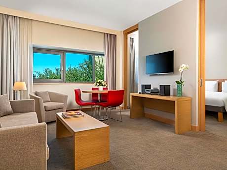 Executive Room With 1 Queen Size Bed And Sofa