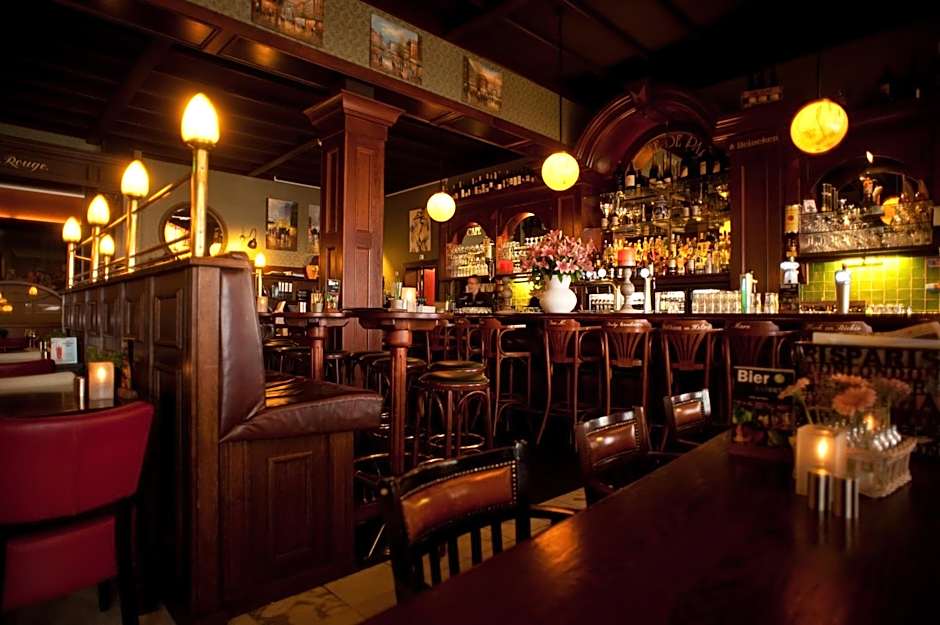 Hotel et le Cafe de Paris