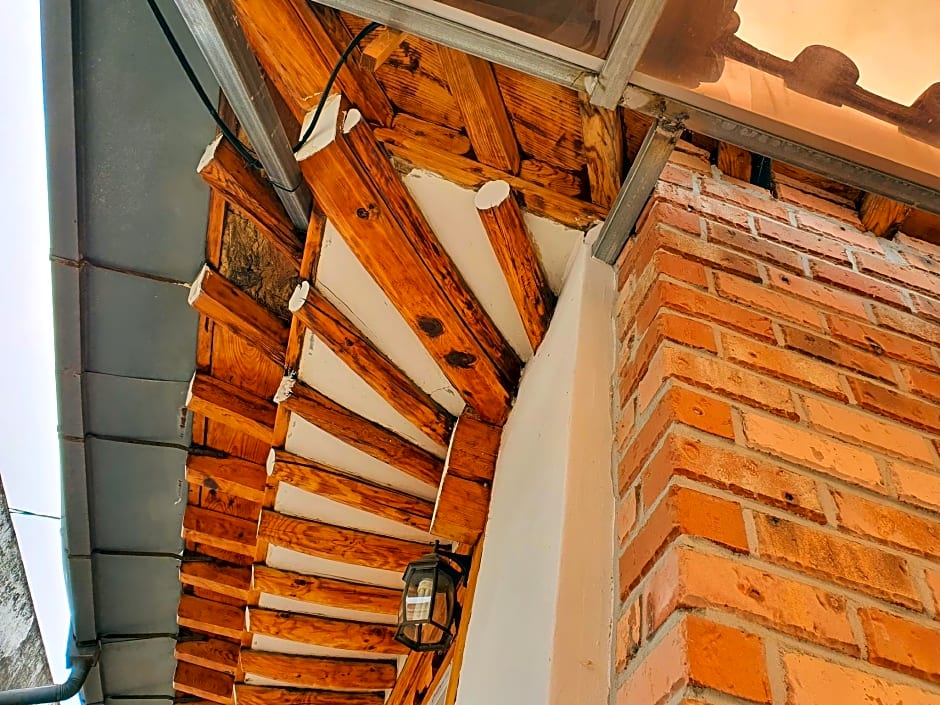 Hwangridangil Adamjeong Hanok Stay