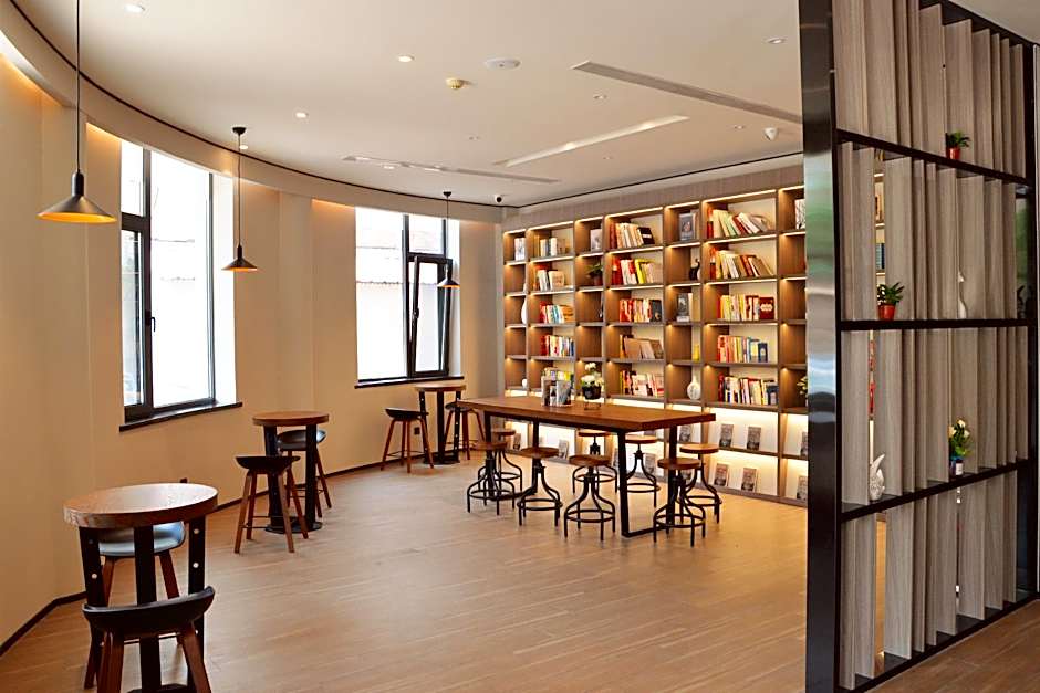 Hanting Hotel Qingdao Yan'an 3rd Road Zhiquan Road Metro Station