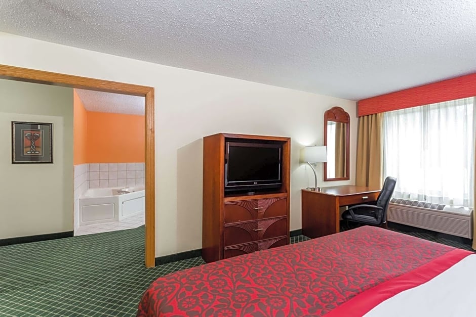 Days Inn & Suites by Wyndham Bloomington/Normal IL