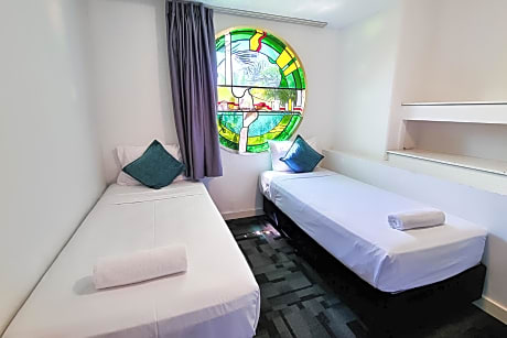 Two-Bedroom Apartment with walk-in shower