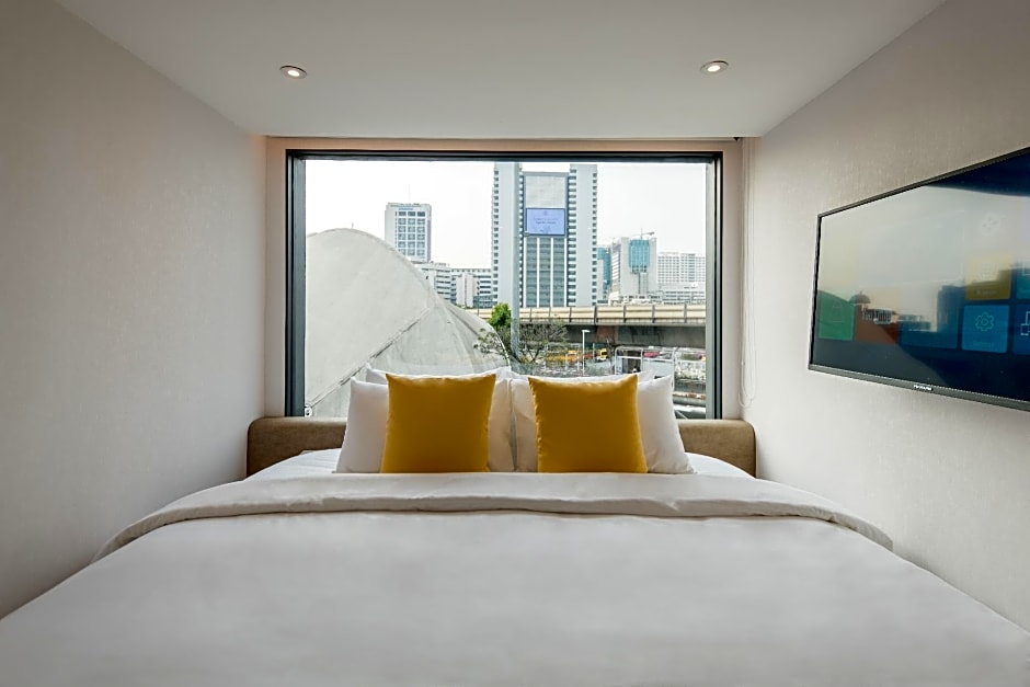 YELLO ROOMS Victory Monument