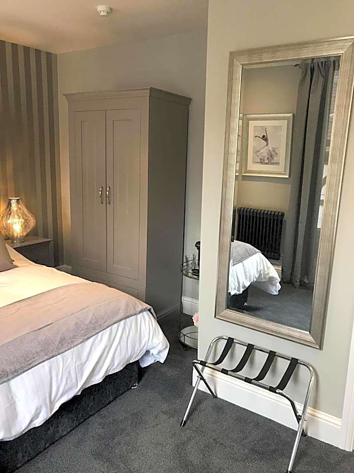 Lil's On The Waterfront