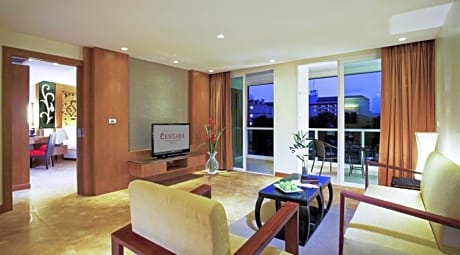 DELUXE SUITE POOL VIEW KING