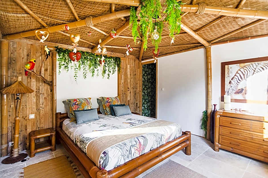 Gîtes Mas des rochers - Case bambou avec Spa