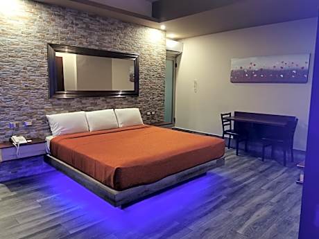 Deluxe King Suite