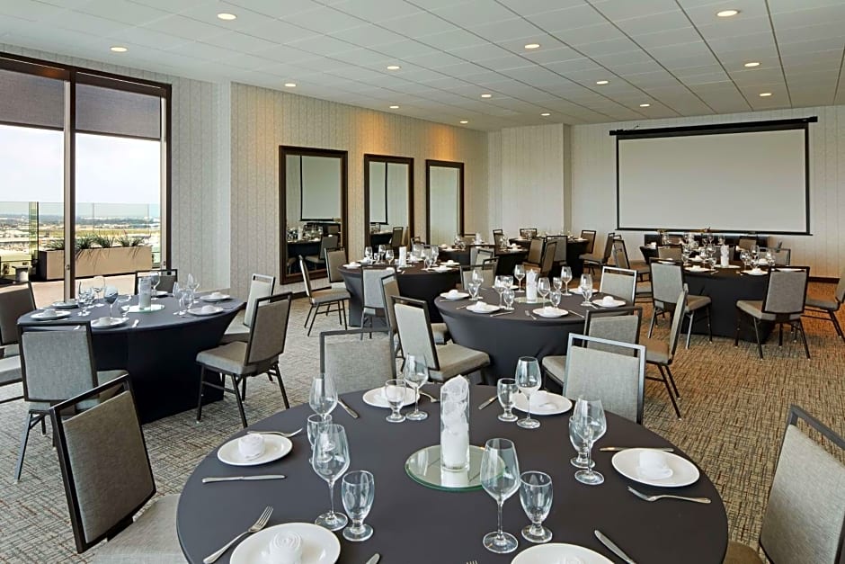 H Hotel Los Angeles, Curio Collection by Hilton