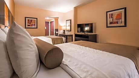 Queen Room with Two Queen Beds and Bath Tub - Mobility Accessible