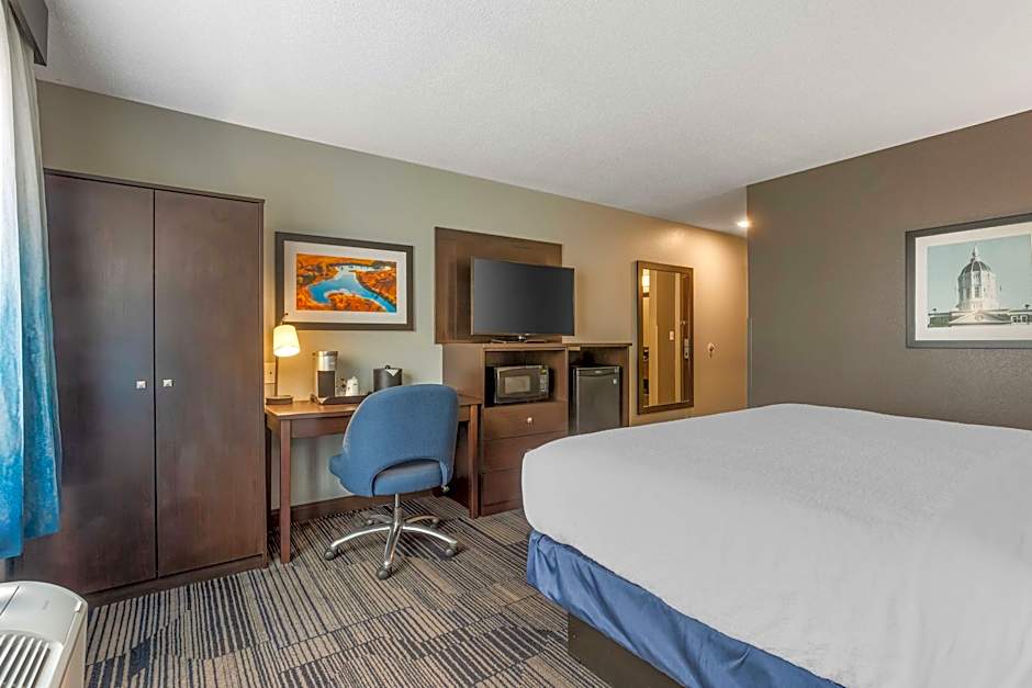 Photo 1 of 5 of 1 King Bed, Hearing/Mobility Accessible, Roll in Shower