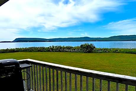 Seascape Coastal Retreat - 2 ADULTS ONLY - HOT TUB AND WITHOUT HOT TUB OCEANFRONT PROPERTY