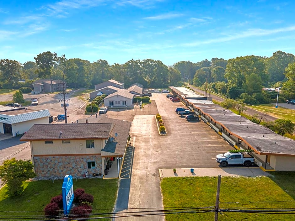 Great Lakes Inn & Suites