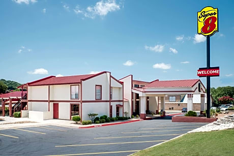 Super 8 by Wyndham Kerrville TX
