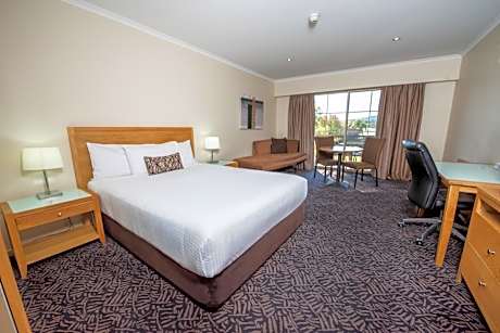 Deluxe Queen with Balcony