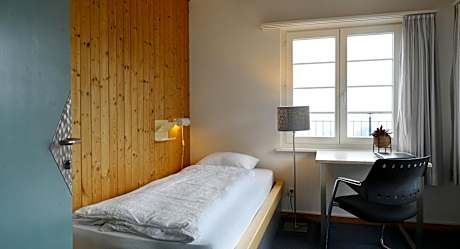 Budget Single Room with Shared Bathroom