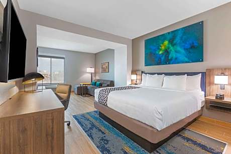 Deluxe King Room - Non-Smoking