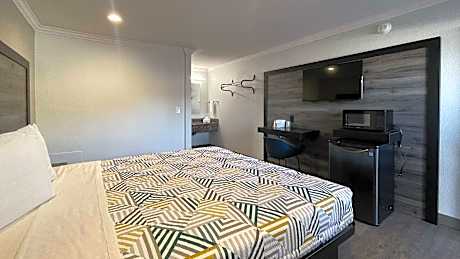 1 King Bed | Mob Acc RI Shwr Nsmk Micfridg