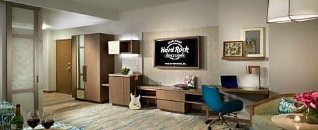 Deluxe Room, 1 King Bed, Non Smoking, Pool View