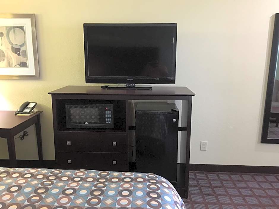 Pearsall Inn and Suites