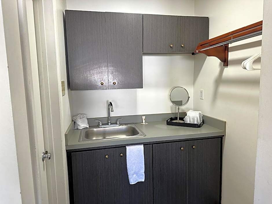 Desert Sands Inn & Suites