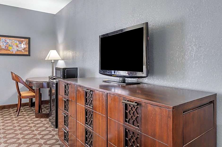 Econo Lodge Inn & Suites