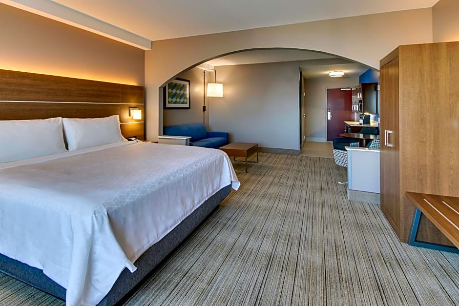 Holiday Inn Express Hotel & Suites Columbus-Fort Benning, an IHG Hotel